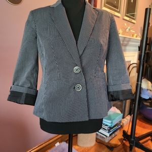 Short twill jacket with cropped sleeves.